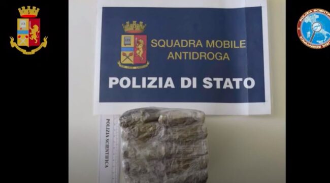 Hashish nascosta in una cassa di vino pregiato: arrestato 29enne e segnalato un minore – VIDEO