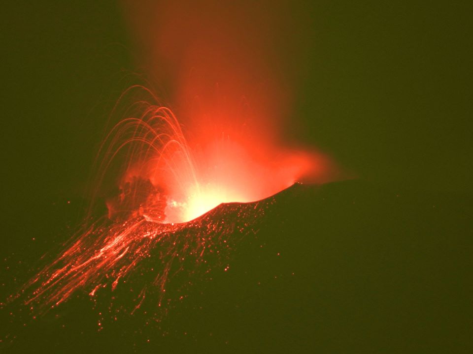 Etna, lo spettacolo della notte scorsa: fontane di lava e colate, il VIDEO dell’INGV