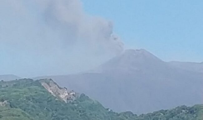Etna, incremento dell’attività stromboliana: aumenta nube di cenere vulcanica