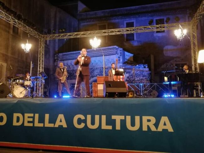 Le note della Chicky Mo Swing band conquistano il Platamone