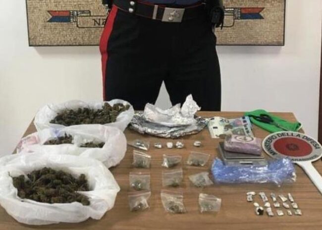 Il fiuto infallibile di Mike scopre marijuana e hashish: in manette 20enne