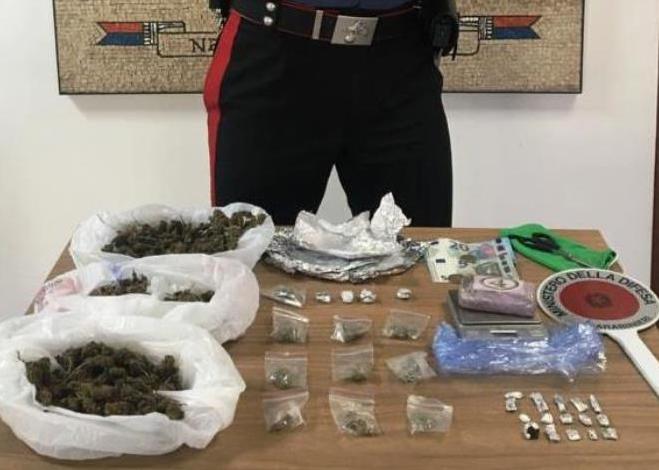 Il fiuto infallibile di Mike scopre marijuana e hashish: in manette 20enne