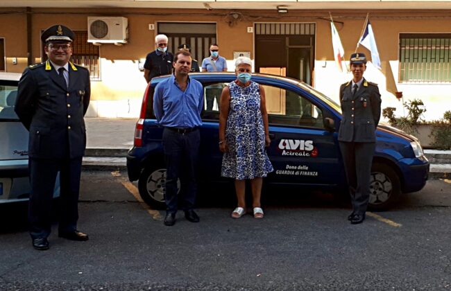 Acireale, Guardia di Finanza dona auto alla locale sezione A.V.I.S.: la cerimonia di consegna