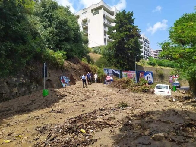 Messina piegata dal maltempo, strade allagate e frana sulla Panoramica dello Stretto: auto bloccata dai detriti – FOTO
