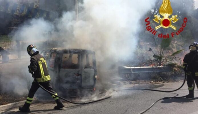 Furgone Fiat Doblò in fiamme in strada, traffico bloccato: vigili del fuoco in azione