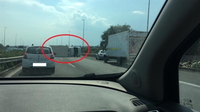 Scontro auto-furgone sulla tangenziale di Catania, mezzo pesante si ribalta e blocca strada: traffico paralizzato, diversi feriti