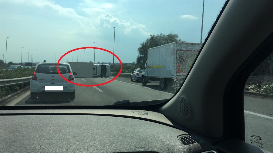 Scontro auto-furgone sulla tangenziale di Catania, mezzo pesante si ribalta e blocca strada: traffico paralizzato, diversi feriti