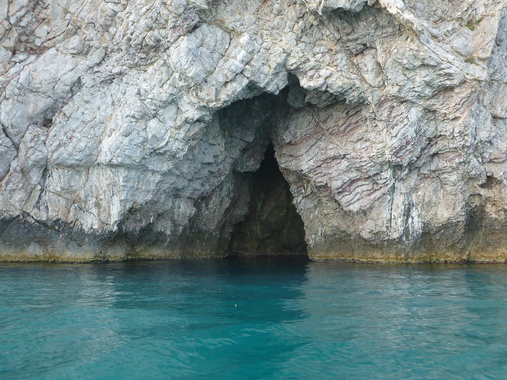 Grosso masso cade all’ingresso della Grotta Azzurra: scatta il divieto di balneazione e navigazione