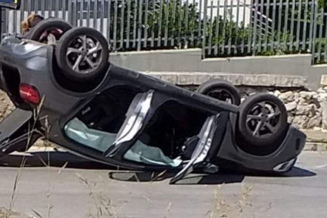 Incidente in centro abitato, auto si ribalta: municipale sul posto per i rilievi