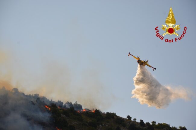 Incendio ad Altofonte, città devastata dalle fiamme e Canadair in azione – FOTO e VIDEO