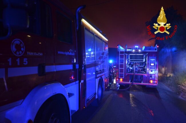 Tragico incendio in casa, uomo muore avvolto dalle fiamme: vigili del fuoco sul posto