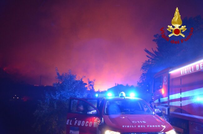 “Canadair a Ciampino per rifornirsi di carburante mentre la Sicilia brucia”, è polemica tra Orlando e Cordaro