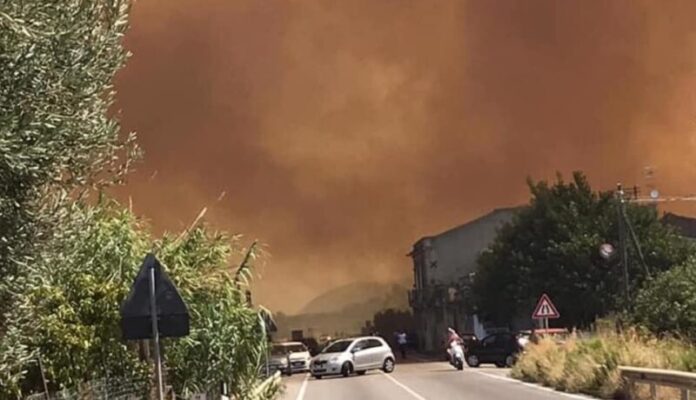 Dramma incendi, le fiamme minacciano il Parco Himera e l’autostrada Palermo-Catania