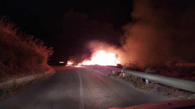 Incendio nella notte, vigili del fuoco in azione: il vento complica le operazioni di spegnimento