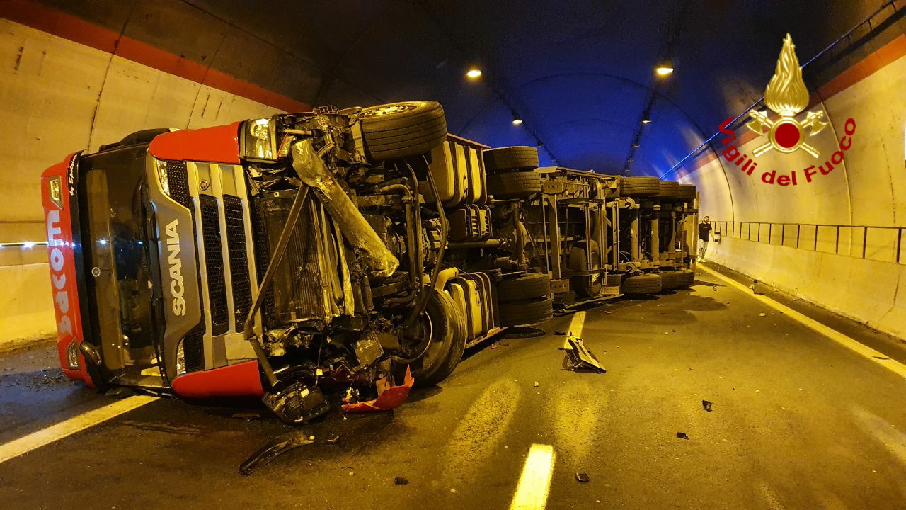Incidente nelle prime ore del mattino, spaventoso impatto tra tir e auto sulla Catania-Siracusa – DETTAGLI e FOTO