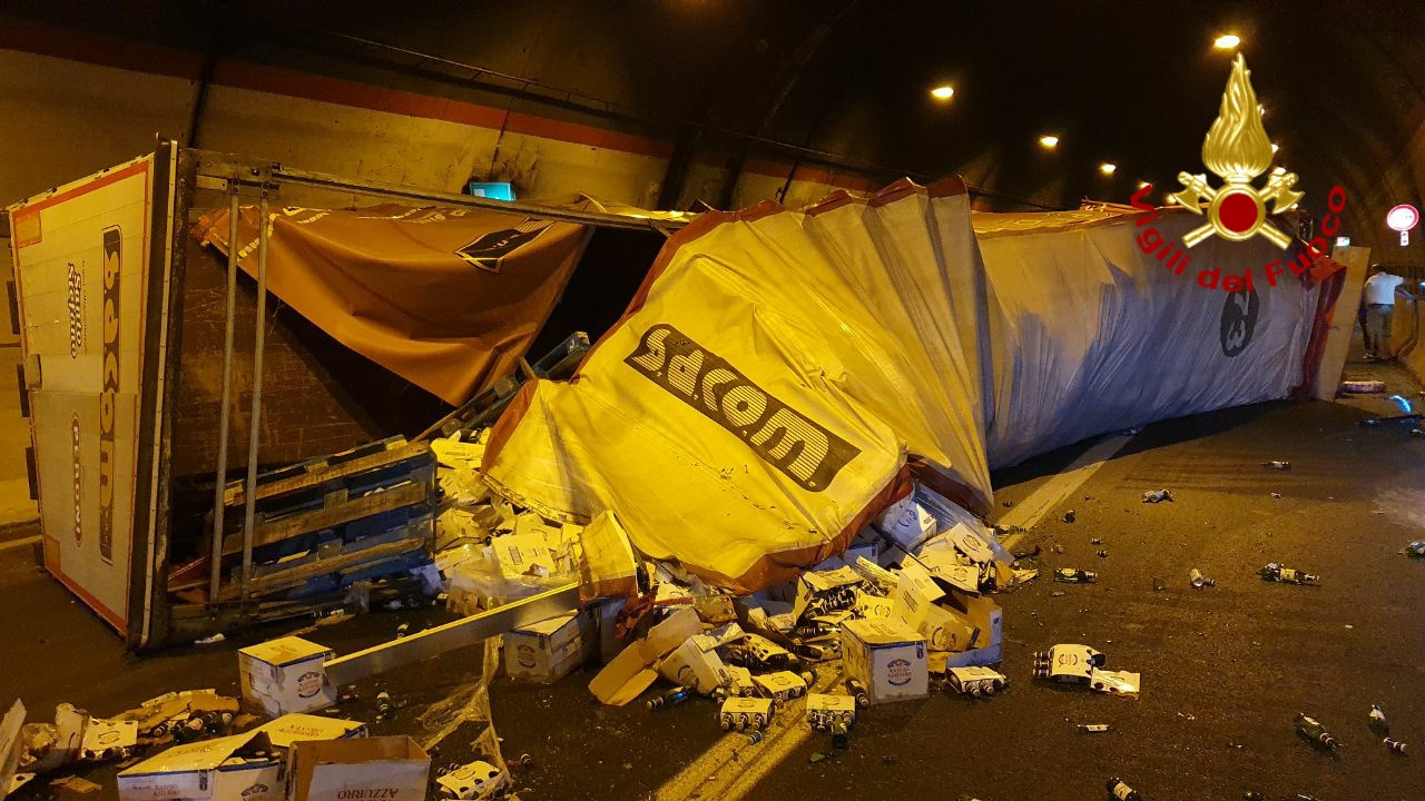 Incidente sulla Catania-Siracusa: tir ancora cappottato e dentro la galleria, traffico deviato