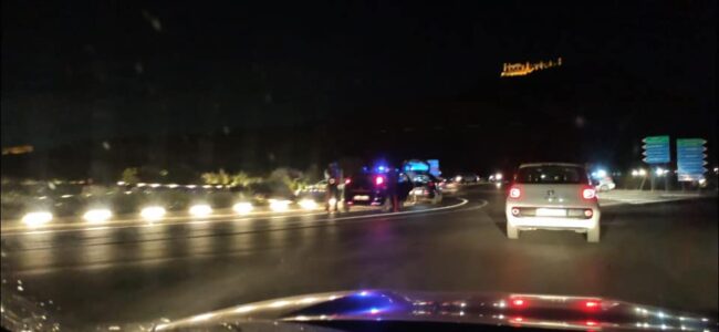 Perde il controllo dell’auto, anziano finisce sull’aiuola della rotonda