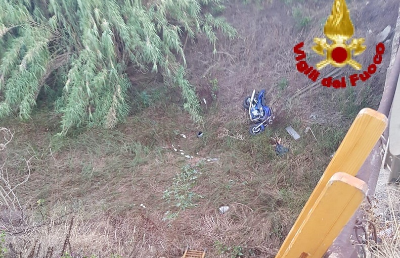 Centauro precipita in una scarpata: soccorso da vigili del fuoco e 118 – FOTO