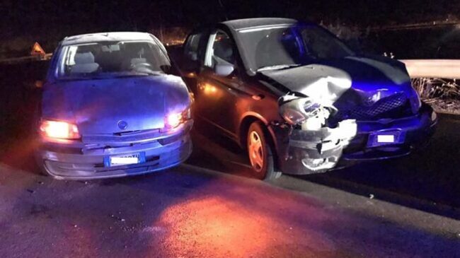 Scontro tra 3 auto in serata, impatto sulla SP 71: 2 feriti