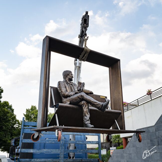 Lucio Dalla torna a Milo, esposta in piazza una scultura in bronzo di Carmine Susinni