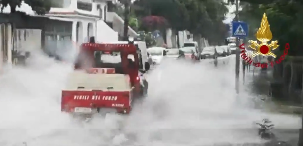 Strade e seminterrati di edifici allagati, il maltempo colpisce Messina: diversi interventi