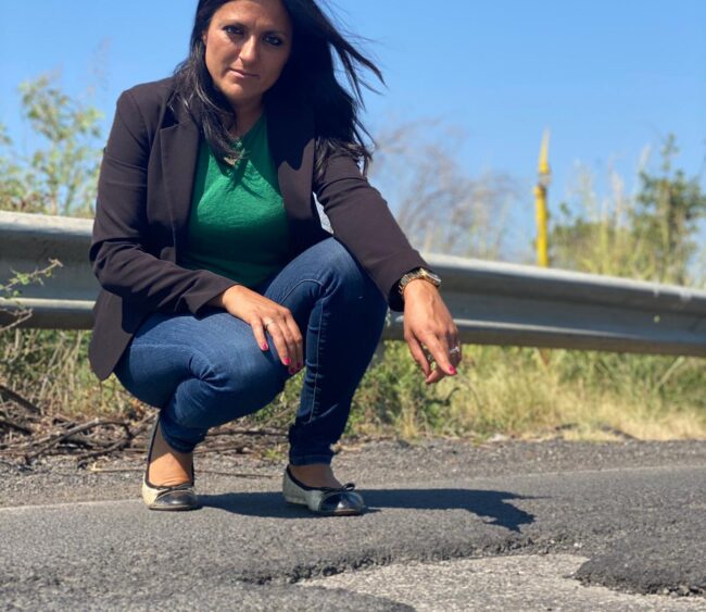 Motta Sant’Anastasia, deformità del manto stradale sulla SP 77. Marano (M5S): “Condizioni pietose”
