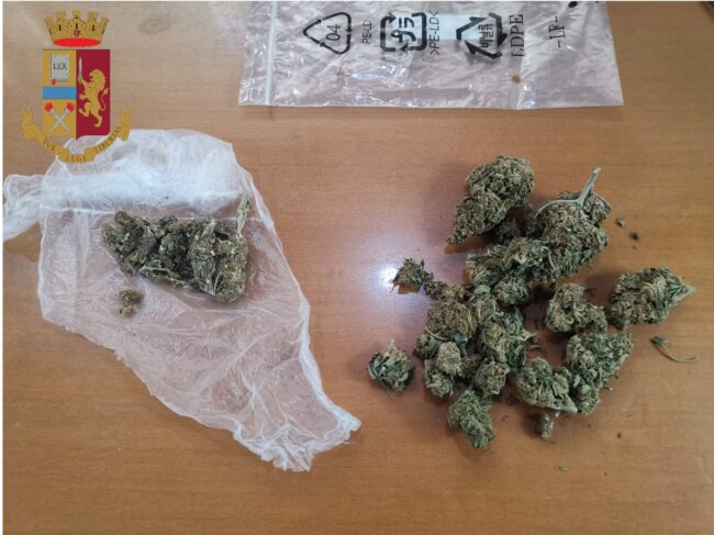 Sorpreso mentre cede droga in auto all’interno di un distributore di benzina: 34enne ai domiciliari