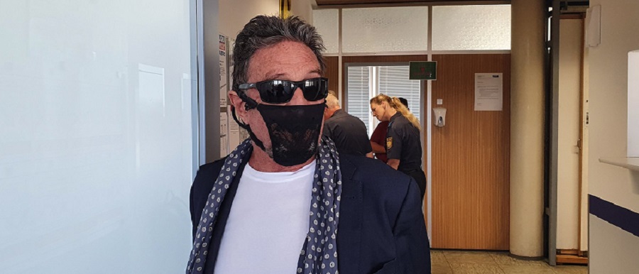 Arrestato McAfee, il creatore dell’antivirus: in aeroporto con un perizoma per mascherina