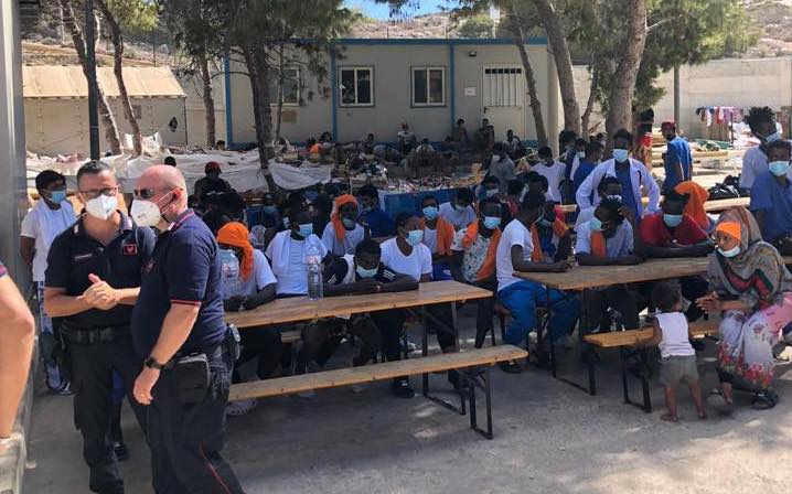 Lampedusa, altri 30 sbarchi. Musumeci: “Martedì arriverà task force per verificare condizioni sanitarie dell’hotspot”