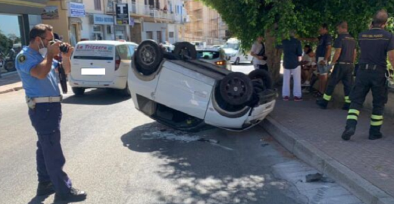 Incidente in via Crispi: perde il controllo e si ribalta con la sua minicar, minorenne ferito