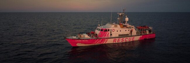 Mediterraneo, emergenza sulla Louise Michel: “Un morto e feriti a bordo”