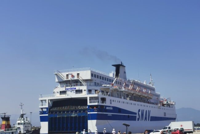 Migranti a Lampedusa, iniziato il trasferimento di 100 profughi sulla nave quarantena Aurelia