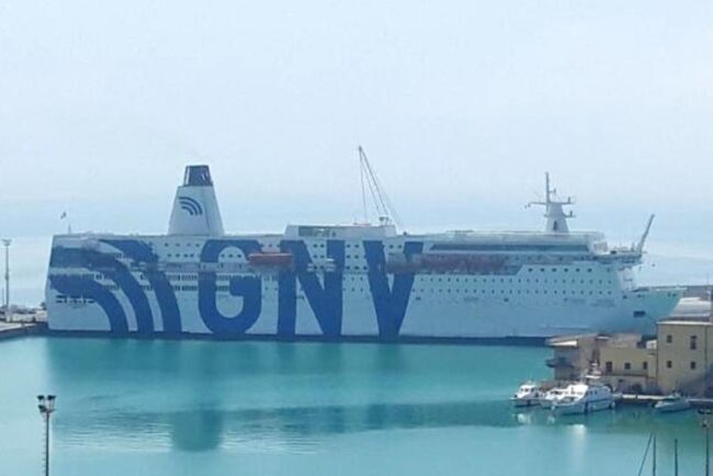 Nave-quarantena in rada al porto con 700 migranti, sindaco Tranchida vieta lo sbarco