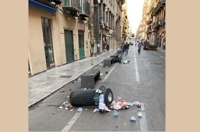 Vandali in azione tra le vie del centro storico, rovesciati 30 cestini dei rifiuti: caccia ai responsabili – VIDEO