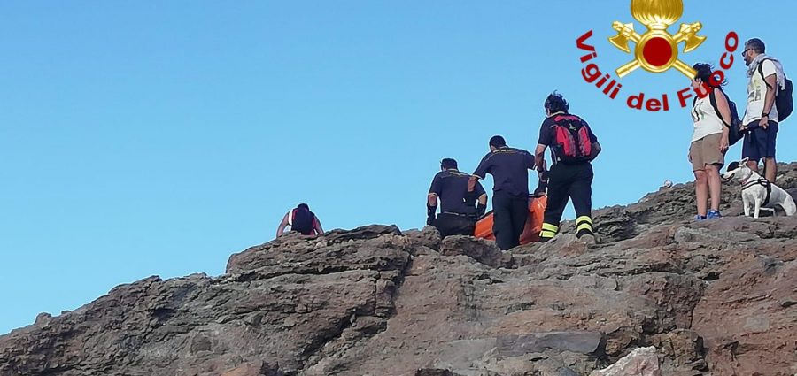 Panico a Vulcano, escursionista 16enne in difficoltà: salvato dai vigili del fuoco