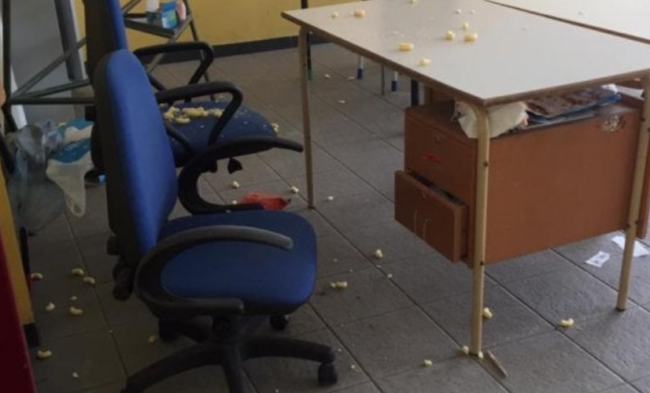 Schiuma e cibo dentro la scuola, raid vandalico “colpisce” i bimbi. “Fatto gravissimo e inquietante”