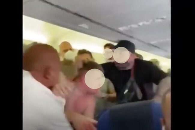 In due si rifiutano di indossare la mascherina, panico e urla in un volo verso Ibiza: tensione ad alta quota