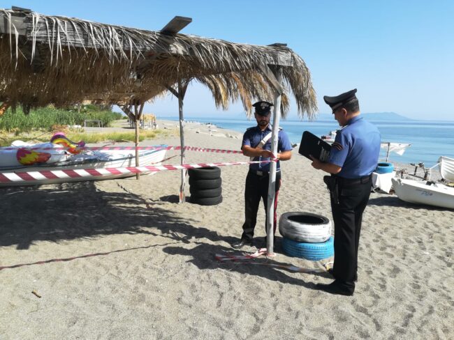 Occupazione abusiva di spiaggia libera e costruzioni non autorizzate: 8 persone denunciate