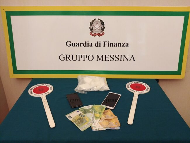 Corriere con mezzo chilo di cocaina prova a mischiarsi tra i turisti. Il cane Dandy lo becca: arrestato 20enne