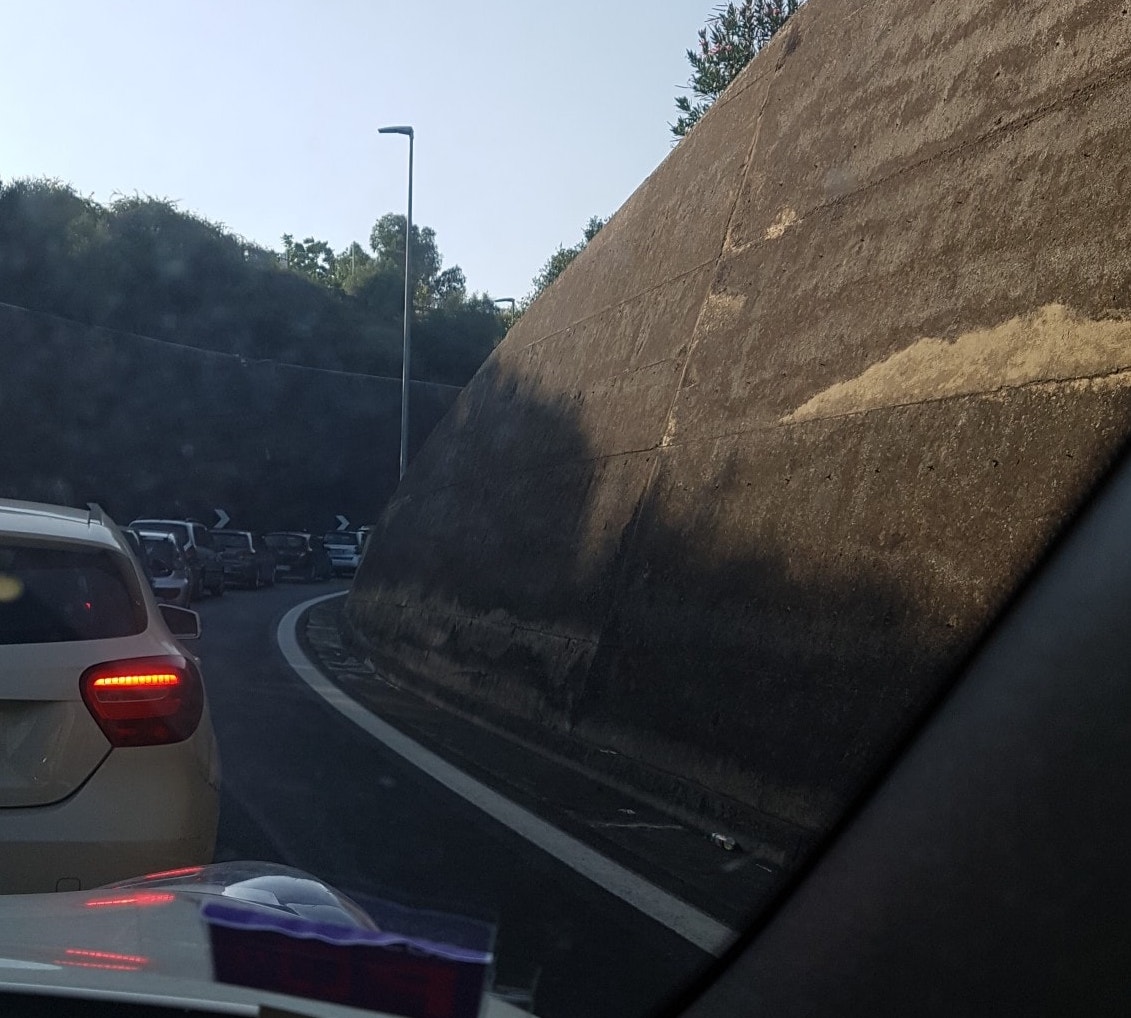 Camion si blocca sulla rampa d’accesso di San Gregorio: traffico in tilt sulla tangenziale di Catania