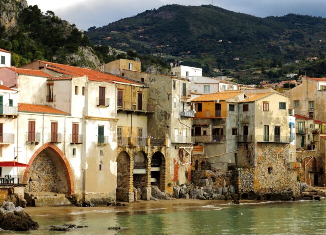 Due famiglie afghane in fuga saranno ospitate a Cefalù: Vescovo Marciante accoglie appello del Papa