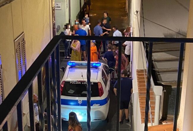Tensione nella notte nel Catanese, baby gang appicca incendio in strada: scoppia rissa tra i familiari