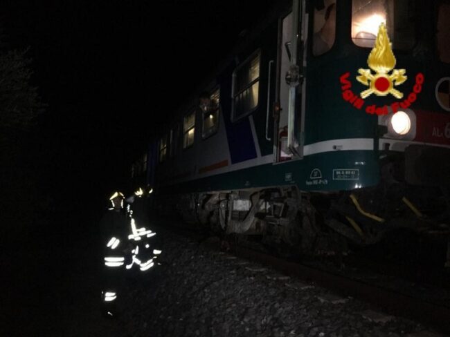 Treno con 18 persone a bordo investe gregge di ovini: vigili del fuoco sul posto