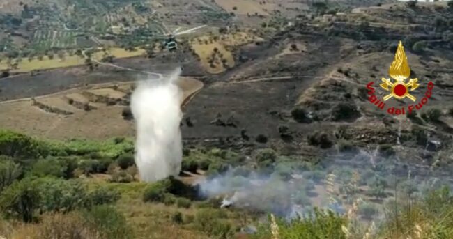 Doppio vasto incendio nel Catanese, vigili del fuoco in azione: FOTO, VIDEO e DETTAGLI