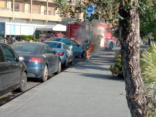Fiamme in piazza Europa, scoppia incendio a bordo di un’auto: vigili del fuoco sul posto