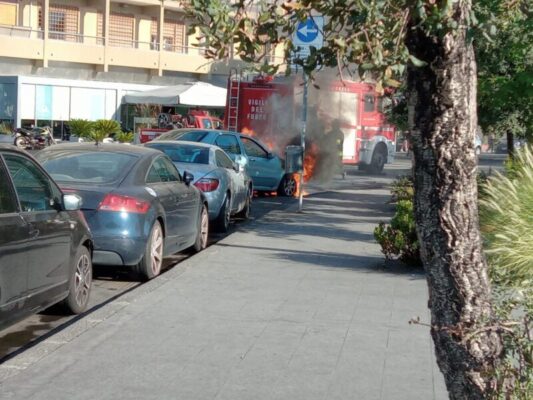 Fiamme in piazza Europa, scoppia incendio a bordo di un’auto: vigili del fuoco sul posto