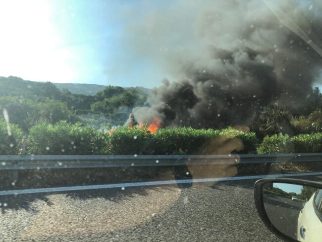 A18, fumo e fiamme in direzione Catania: auto prende fuoco, vigili del fuoco sul posto