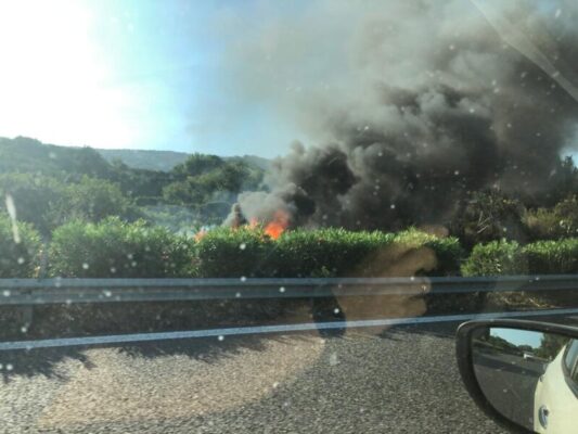 A18, fumo e fiamme in direzione Catania: auto prende fuoco, vigili del fuoco sul posto