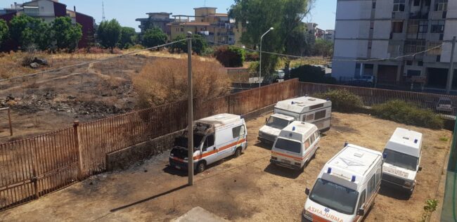 Catania, il “cimitero” delle vecchie ambulanze in disuso in via Galermo – FOTO