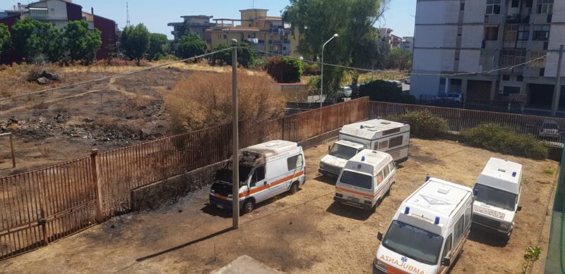 Catania, il “cimitero” delle vecchie ambulanze in disuso in via Galermo – FOTO